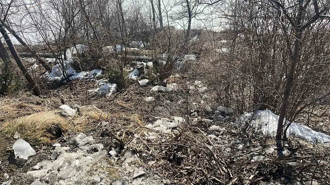 Oltu'daki Çeşme Çevresi çöplerle doldu, halk tepkili