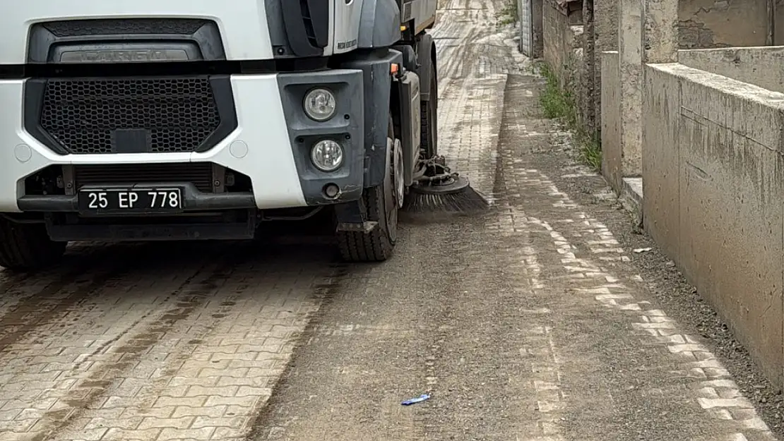 Oltu'daki sel sonrası temizlik çalışmaları hız kesmeden sürüyor