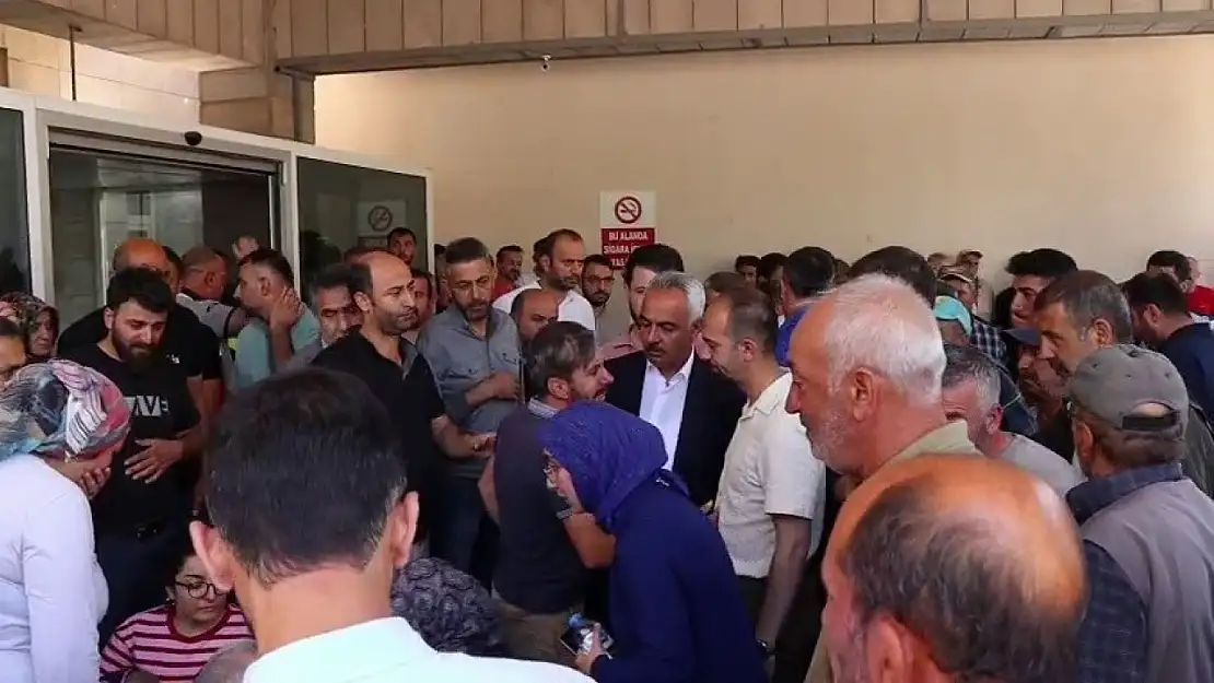 Oltu'daki taş ocağındaki göçükte 3 işçi hayatını kaybetti, yakınları hastane önünde gözyaşlarına boğuldu