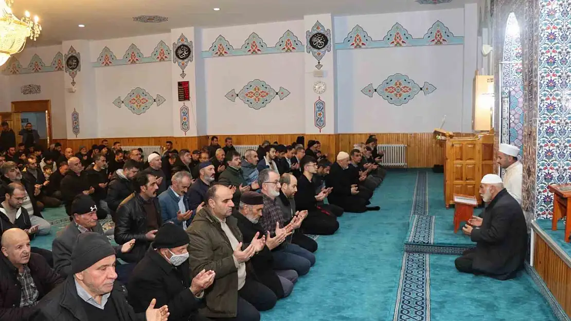 Oltu Merkez Camii'nde Berat Kandili manevi atmosferde geçti