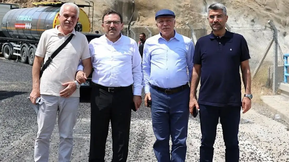 Olur Çataksu Köyü'nde Asfalt Serim Çalışmaları Devam Ediyor