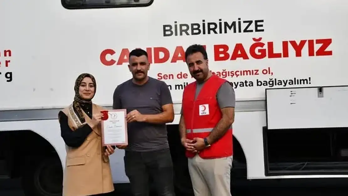 Olur Kaymakamı Semanur Kalkan'dan Kan Bağış Merkezine Ziyaret ve Madalya Takdimi