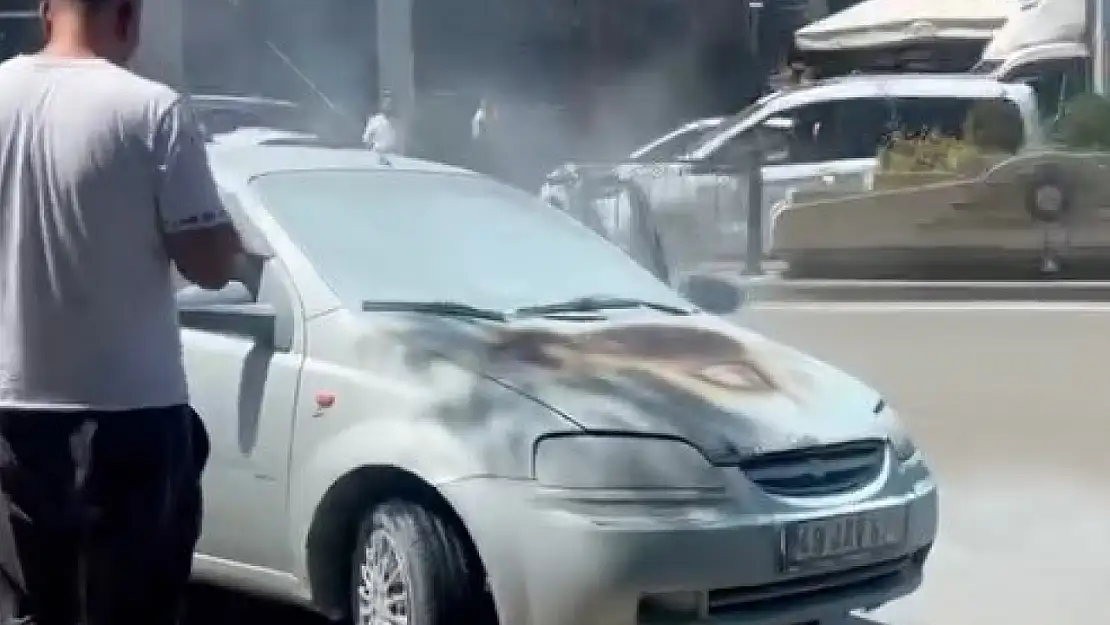 Otomobilin Motoru Alev Alev Yandı, Vatandaşların Cesur Müdahalesi ile Yangın Söndürüldü