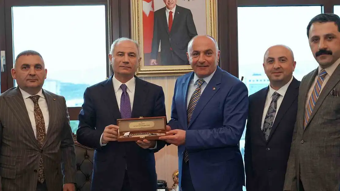 Özakalın ve heyeti, Efkan Ala'yı ziyaret etti Oltu taşı teşbihi hediye etti