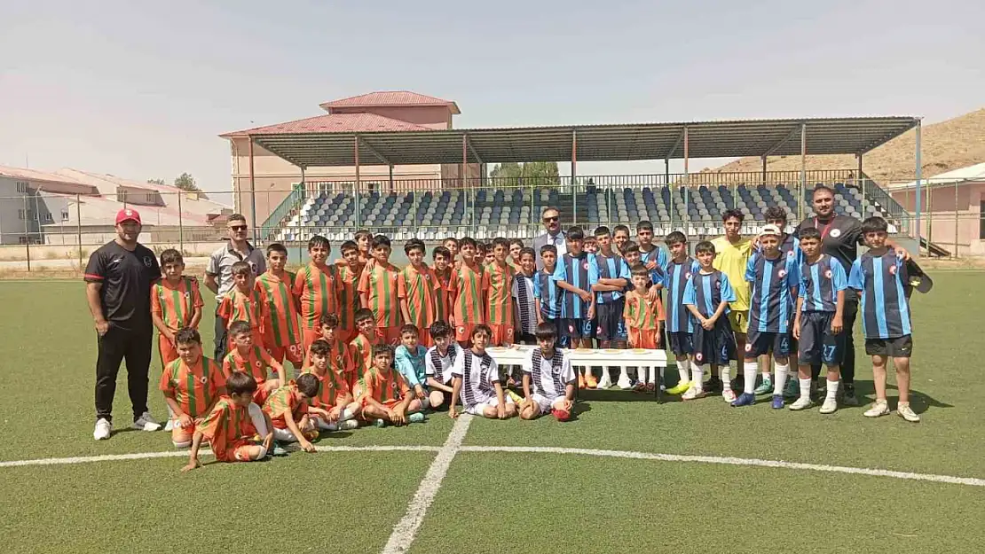 Özalp Gençlik ve Spor Müdürü Aksoy, minik sporcularla buluştu