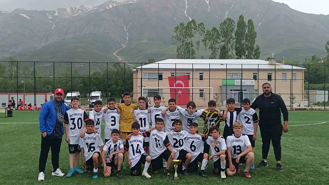 Özalp Gençlikspor U12, Gevaş Futbol Turnuvası'nda Şampiyon Olmayı Başardı!