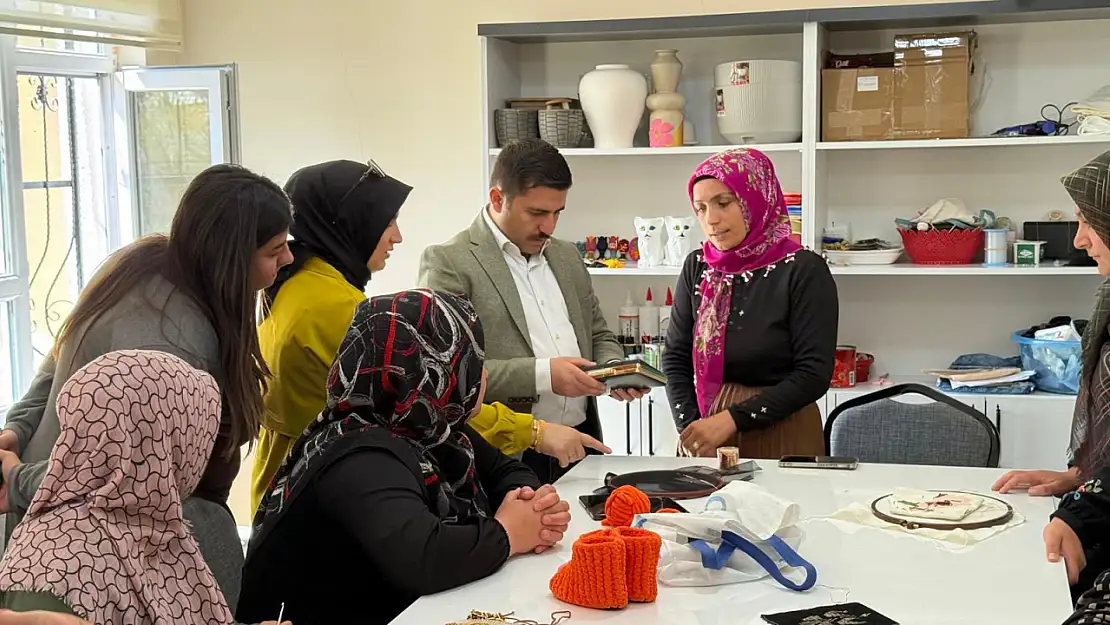 Özalp Kaymakamı Rahmi Bulut, Aile Destek Merkezini Ziyaret Etti ve Kursiyerlerle Buluştu