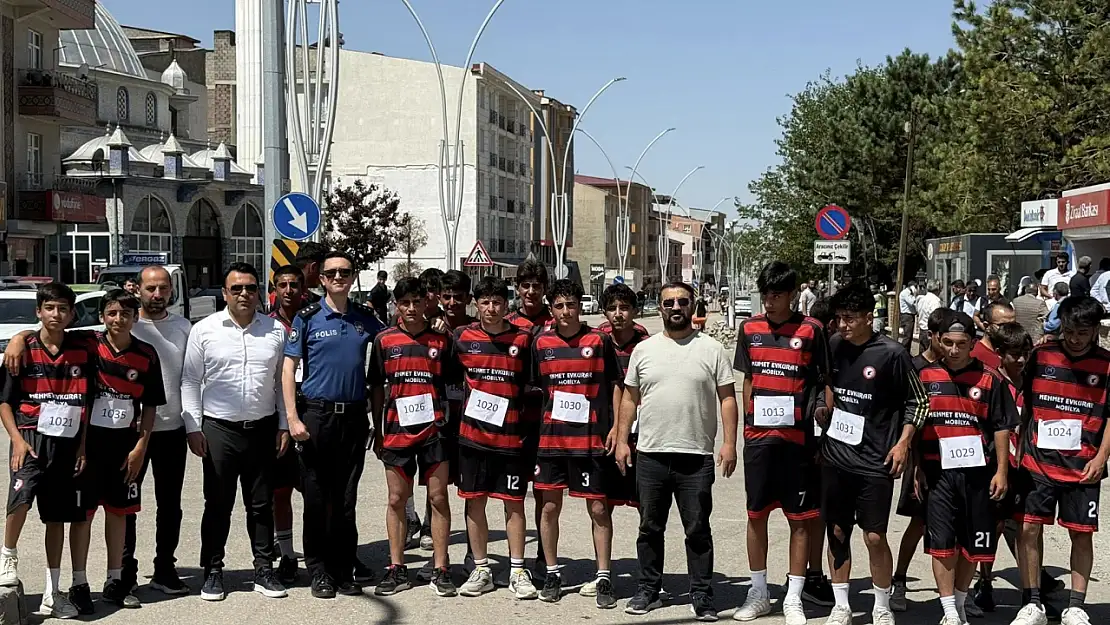 Özalp'ta 15 Temmuz Şehitlerini Anma Koşusu Gençler Sporla Birlikte Buluştu