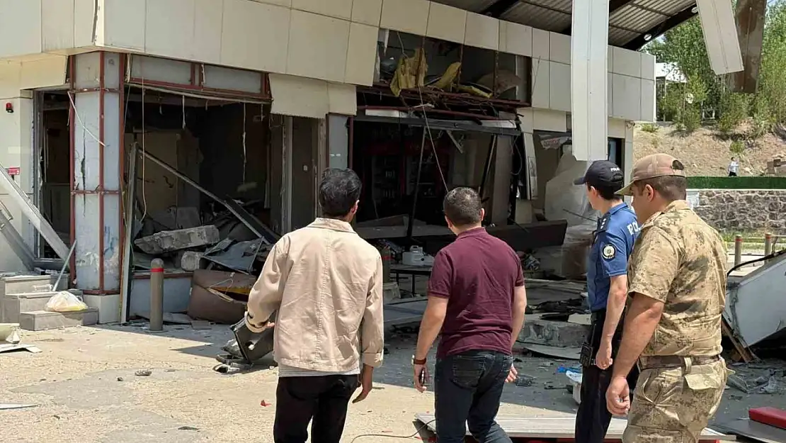 Özalp'ta petrol istasyonunda patlama: Kaymakam yaralıya geçmiş olsun dedi