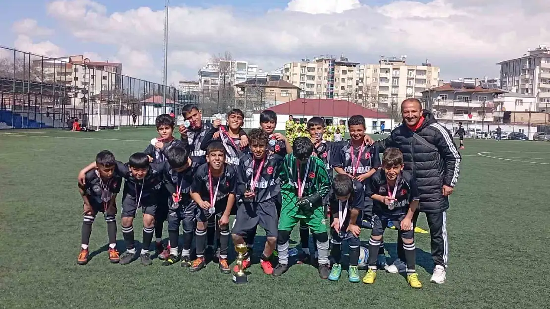 Özalp YİBO küçük erkekler futbol turnuvasında tarih yazdı