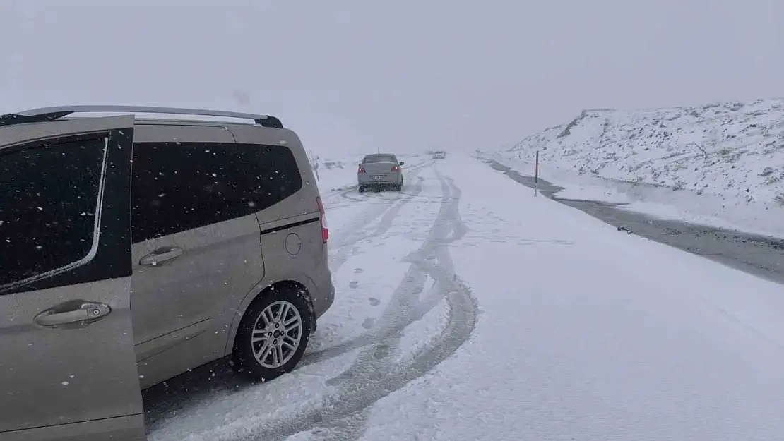 Palandöken Geçidi'nde Kar ve Tipi, Sürücülere Zorlu Anlar Yaşattı