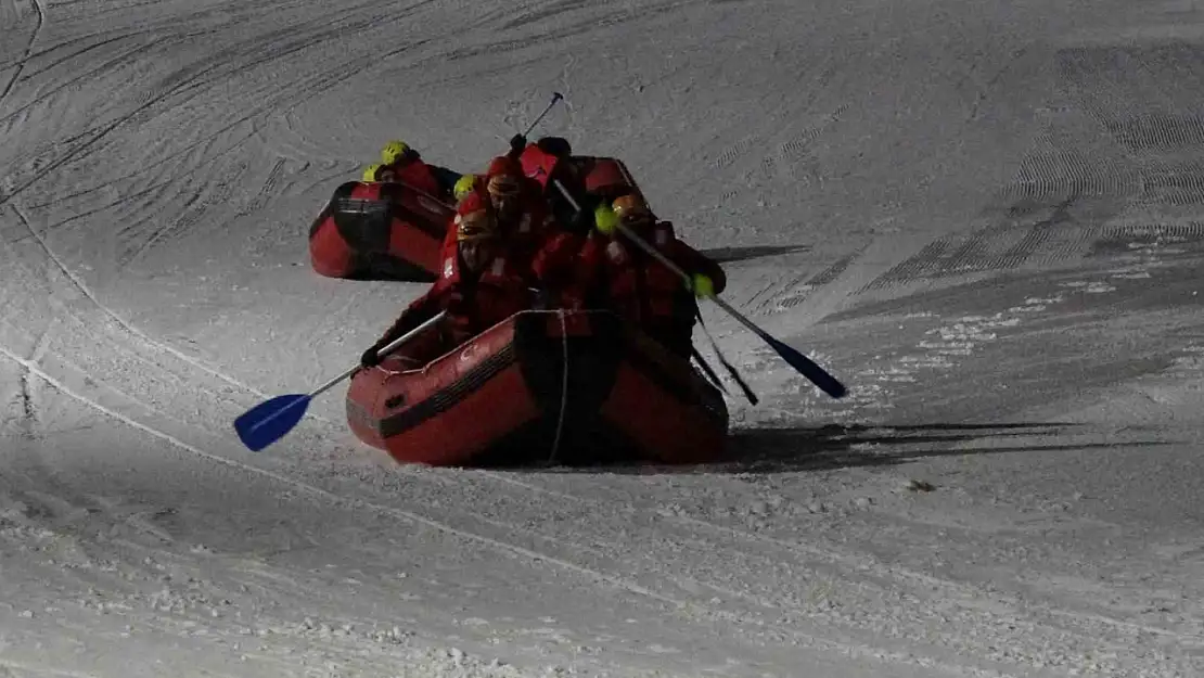 Palandöken Kayak Merkezi'nde heyecanlı botla kar raftingi yarışması