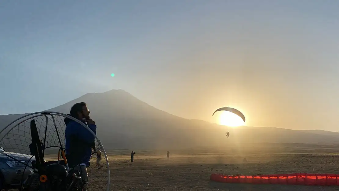 Paramotor tutkunları Ağrı Dağı'na doğru yükseldi