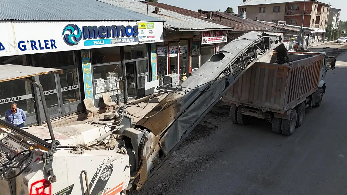 Patnos'un en önemli caddesinde altyapı ve yol çalışmaları devam ediyor