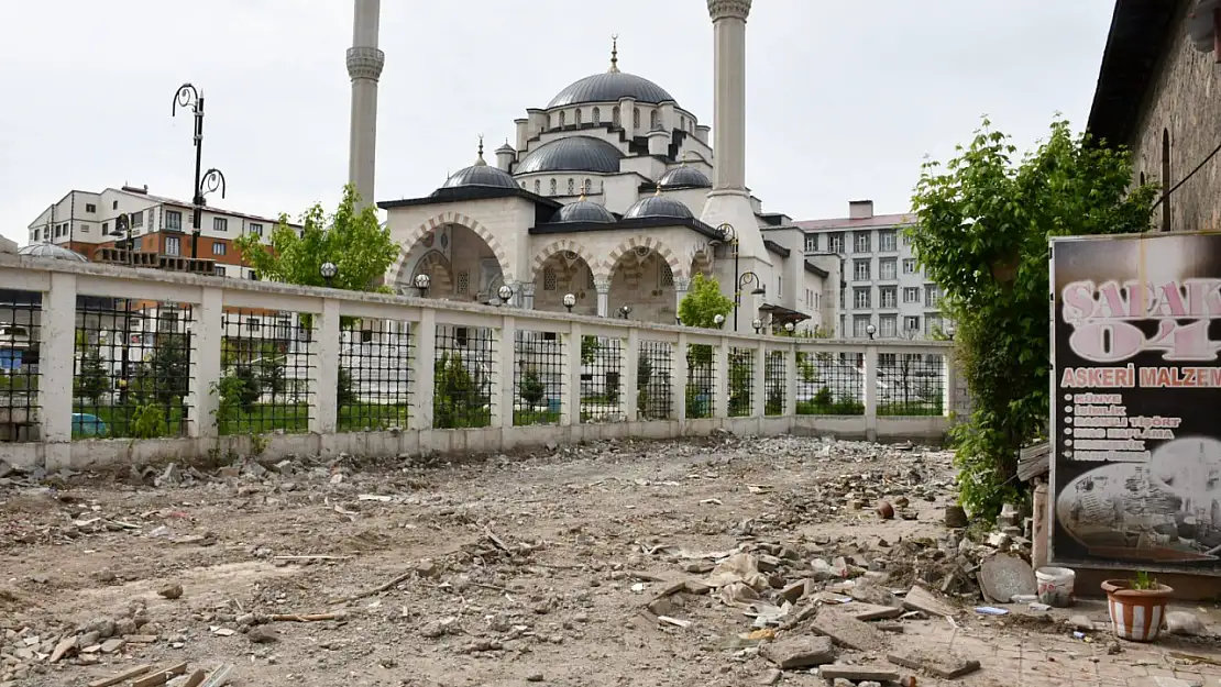 Patnos Merkez Camii etrafı yeni çehresine kavuşuyor