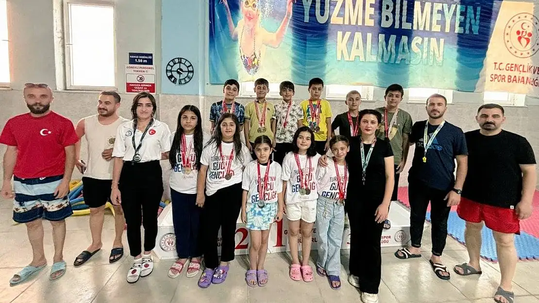 Patnos'ta 15 Temmuz anısına yüzme yarışları düzenlendi