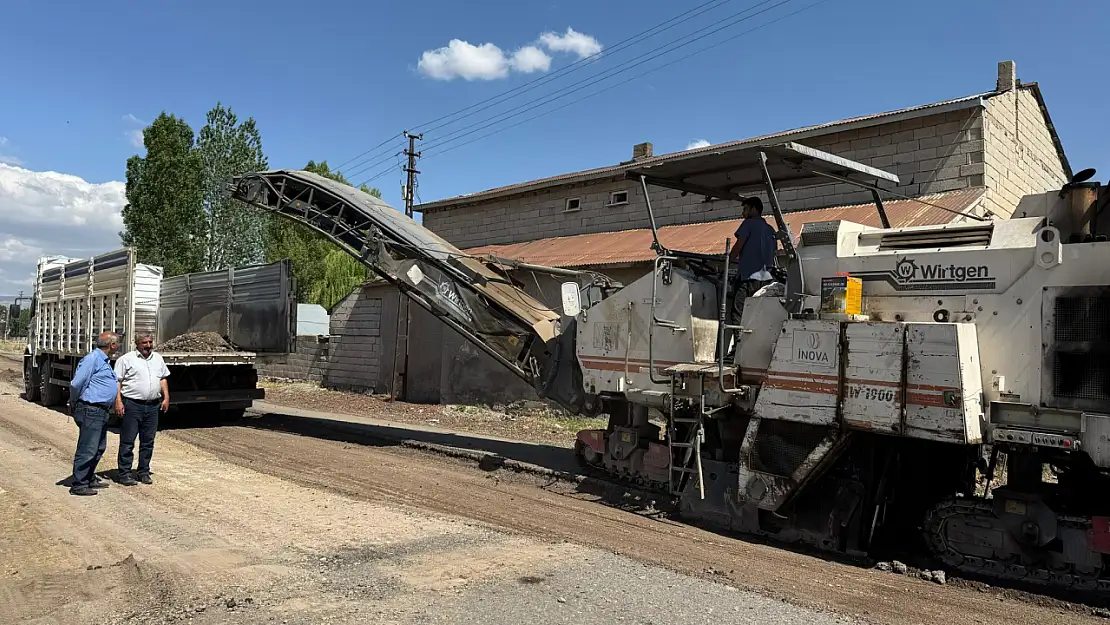 Patnos'ta asfalt sezonu devam ediyor: Üç mahallede yoğun çalışma