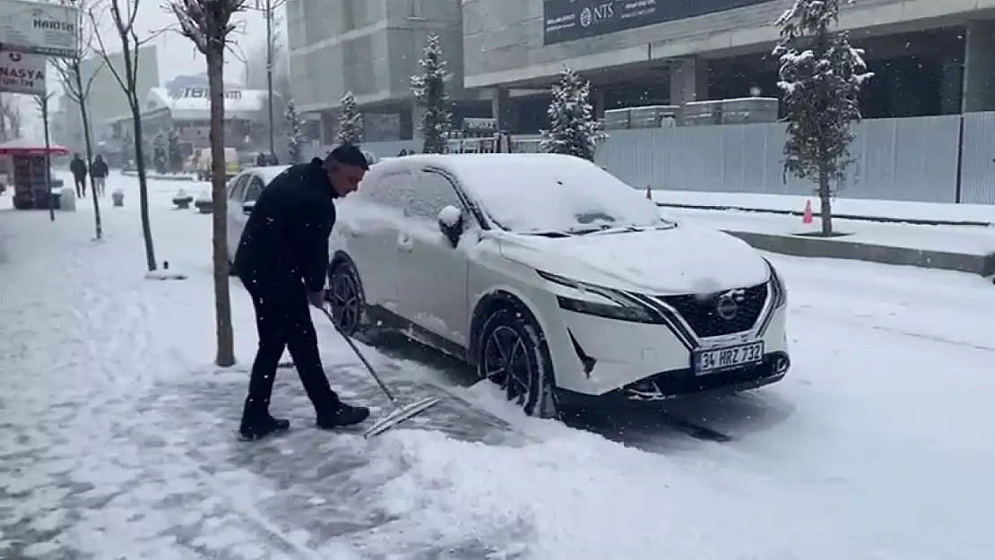 Patnos'ta kar yağışı günlük hayatı zorlaştırdı