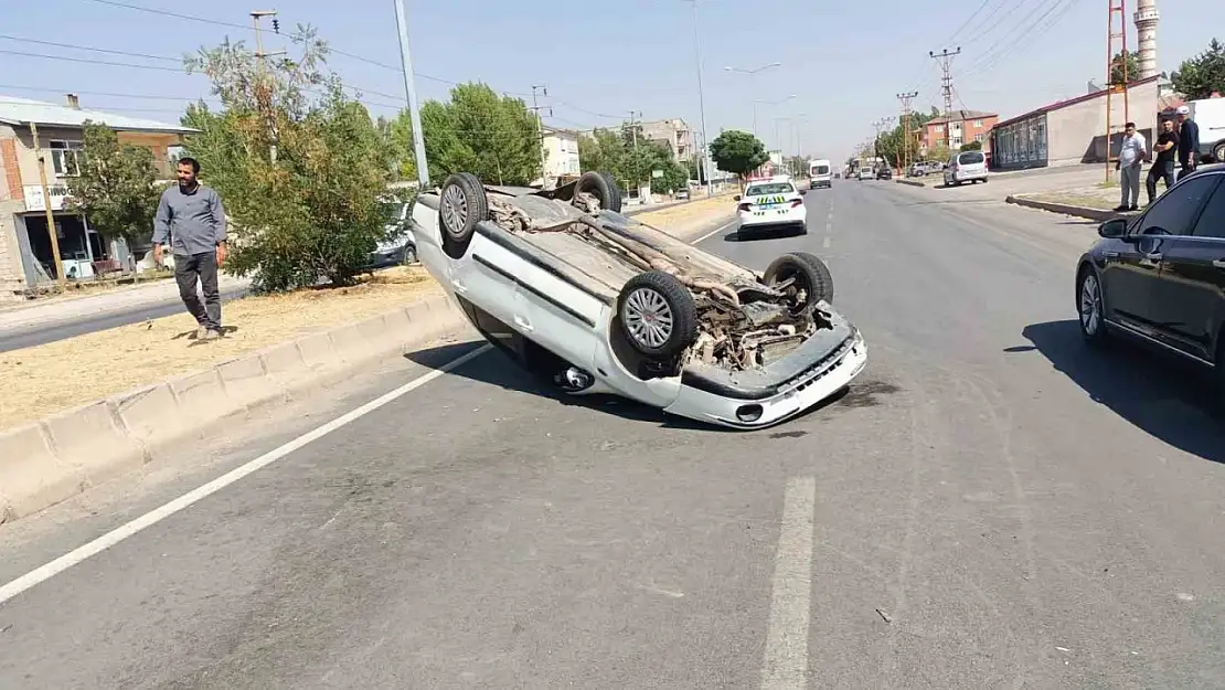 Patnos'ta kaza: Araç kaldırıma çarpıp takla attı