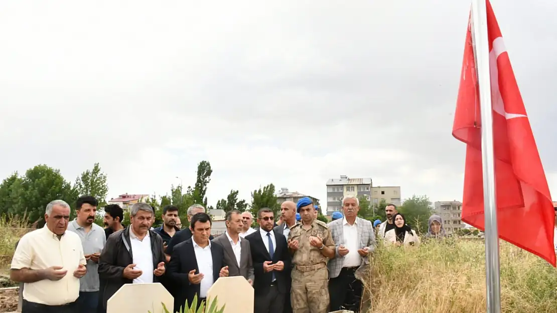 Patnos'ta merkez mezarlıkta 15 Temmuz anması
