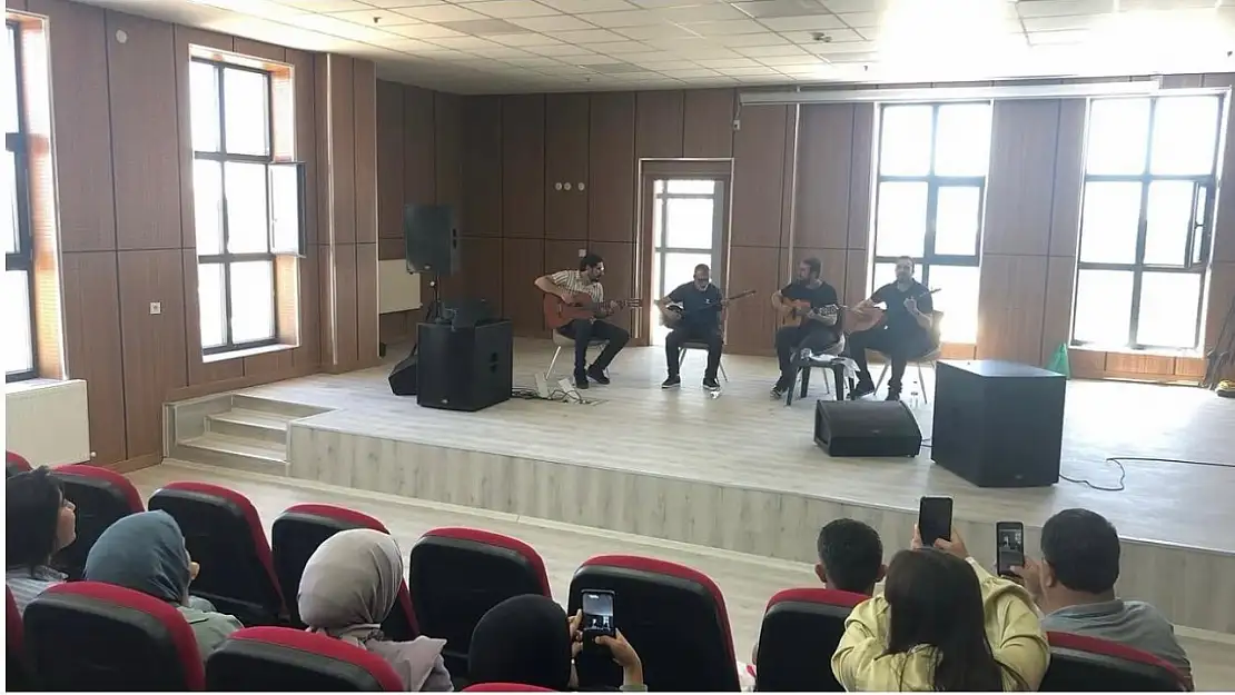 Patnos'ta öğrenciler için motivasyon konseri