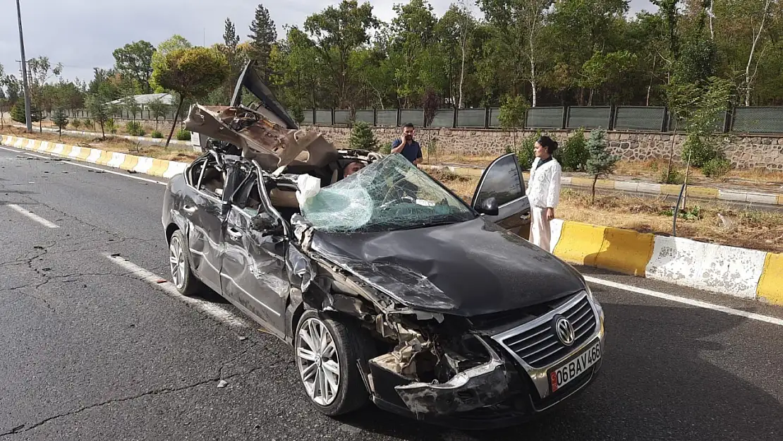Patnos'ta tıra çarpan otomobilde büyük hasar: Sürücü yaralı