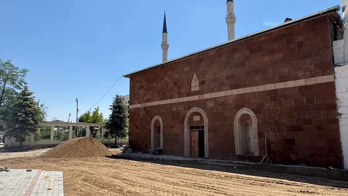 Patnos'ta yeni bir nefes alanı oluşuyor: Camii etrafı değişiyor