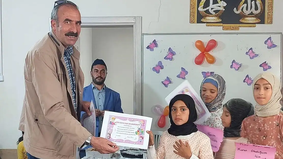 Patnos Tozlubulan Kur'an kursu öğrencileri belgelerini aldı