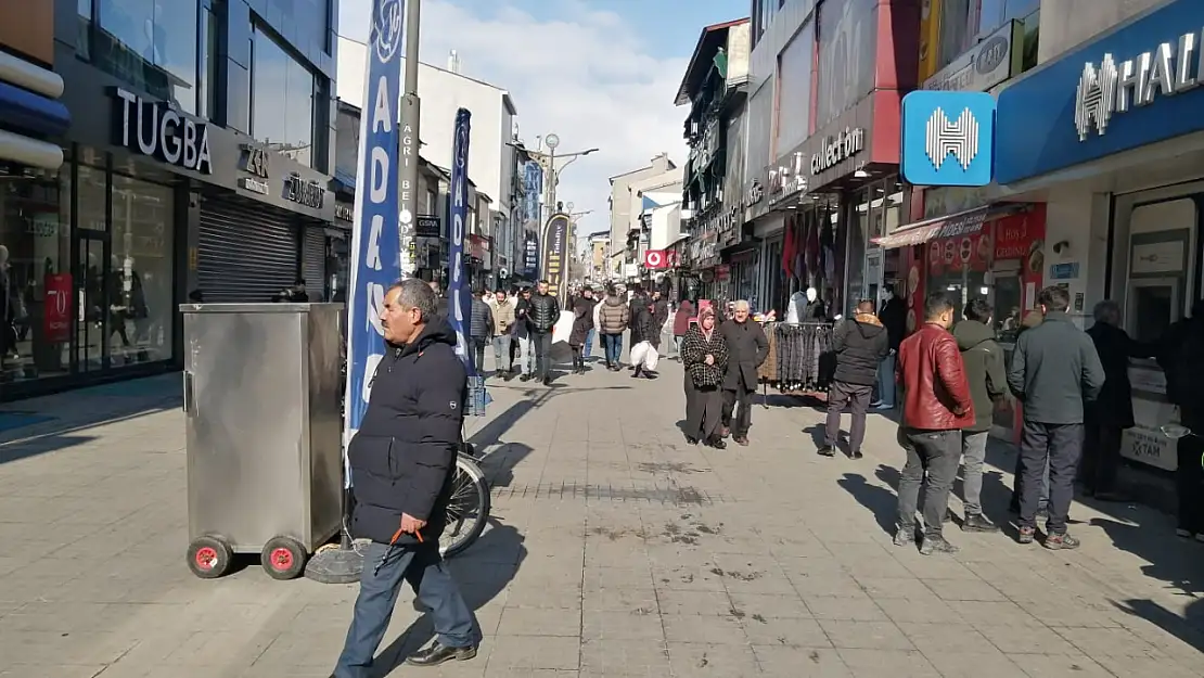 Pazar günü hava ısındı Ağrılılar sokaklara çıktı