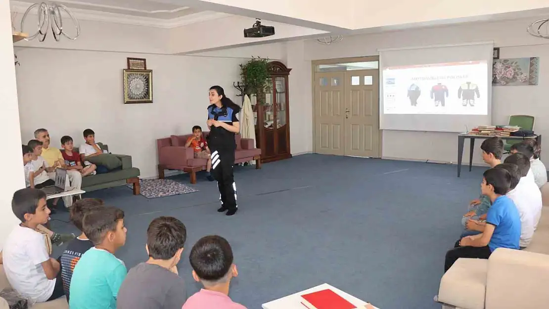 Polis, Çocuklara Güvenli İnternet Kullanimi Hakkında Bilgi Verdi