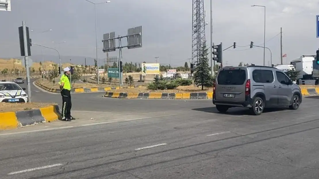 Polis ekiplerinden Patnos'ta trafik mesaisi
