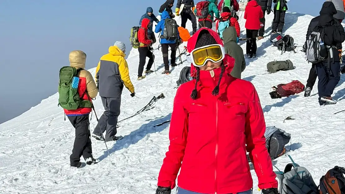 Rus dağcılar, Ağrı Dağı'na başarılı bir tırmanış gerçekleştirerek zirveye ulaştı