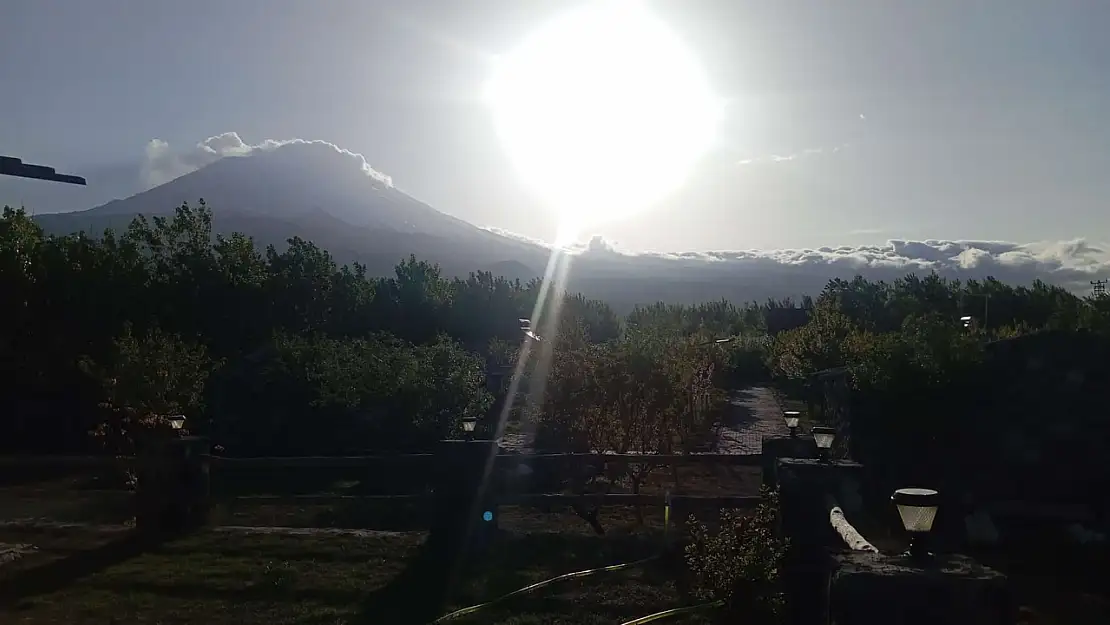 Sabahın ilk ışıklarıyla Ağrı Dağı'nda görsel şölen