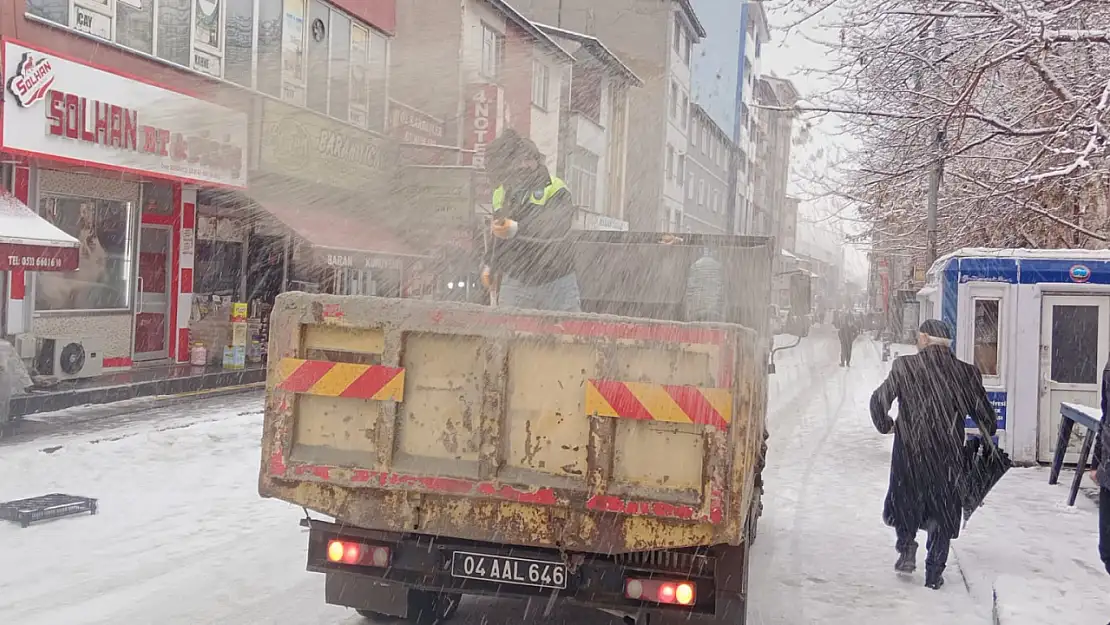 Sabahın ilk ışıklarıyla kar mesaisi başladı