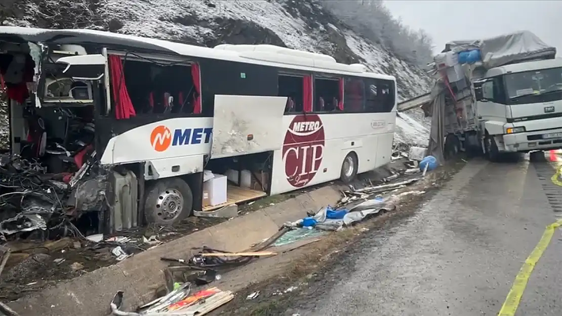 Samsun'da yolcu otobüsü kamyona çarptı: 1 ölü, 16 yaralı