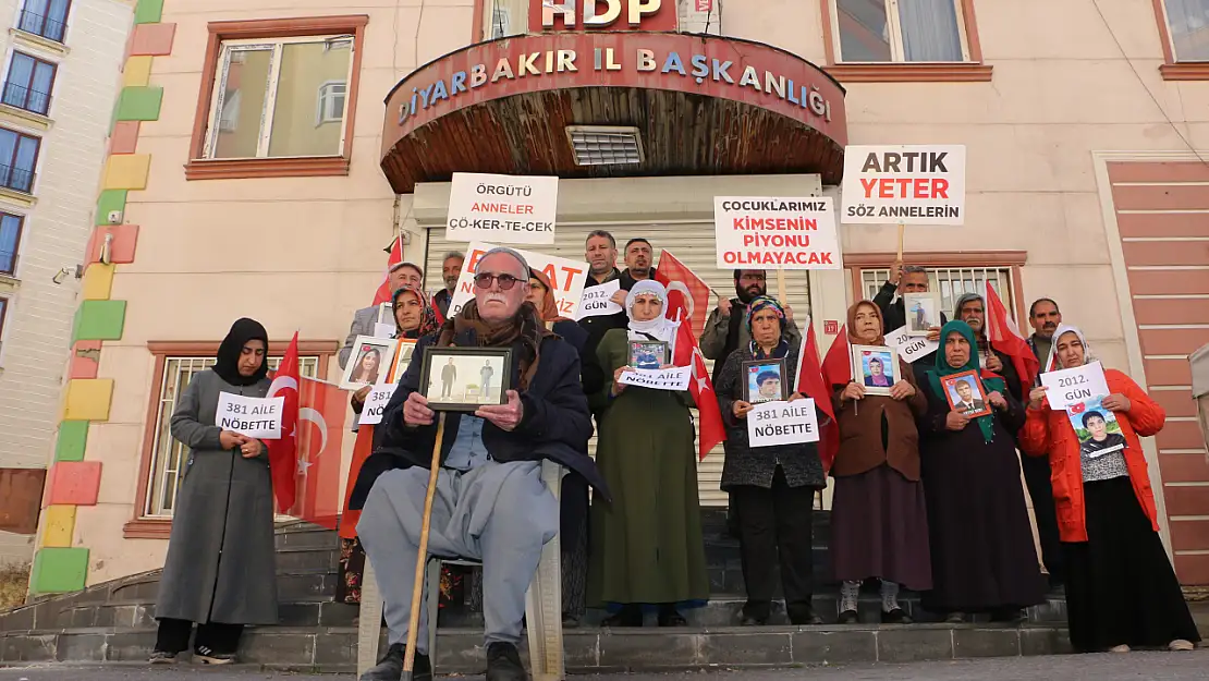 Şanlıurfalı baba, Diyarbakır'da evlat nöbetine katıldı