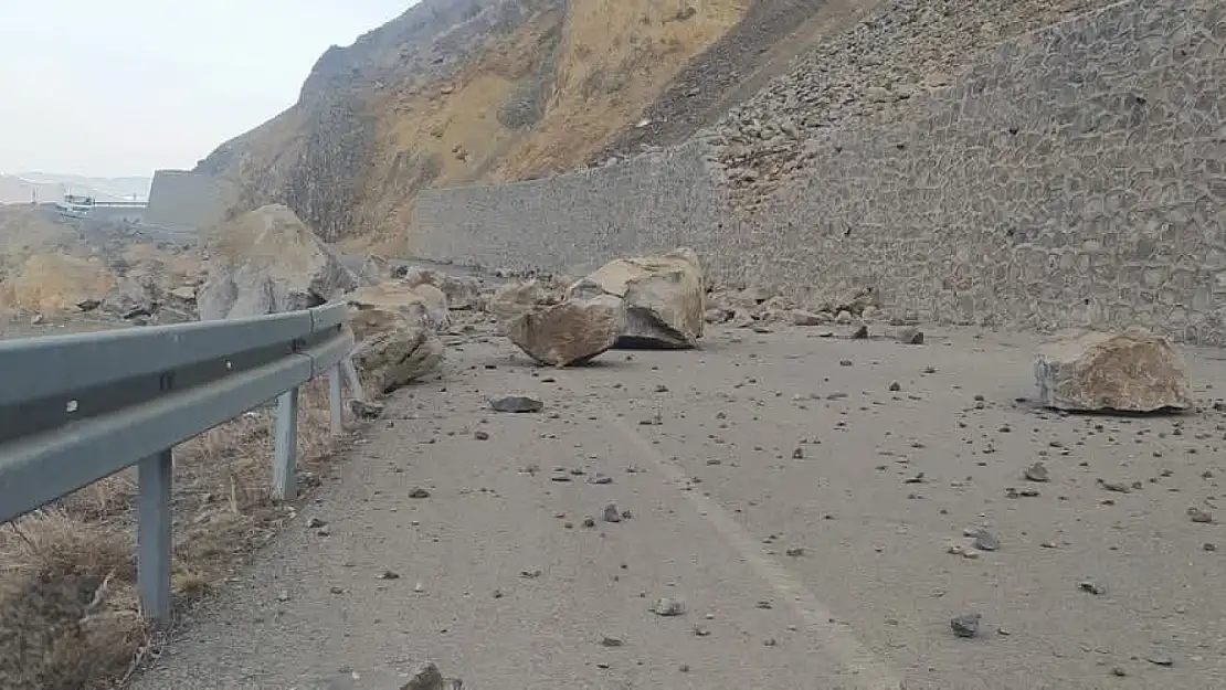 Sarıkamış-Kağızman yolunda heyelan: Kayalar yolu kapattı