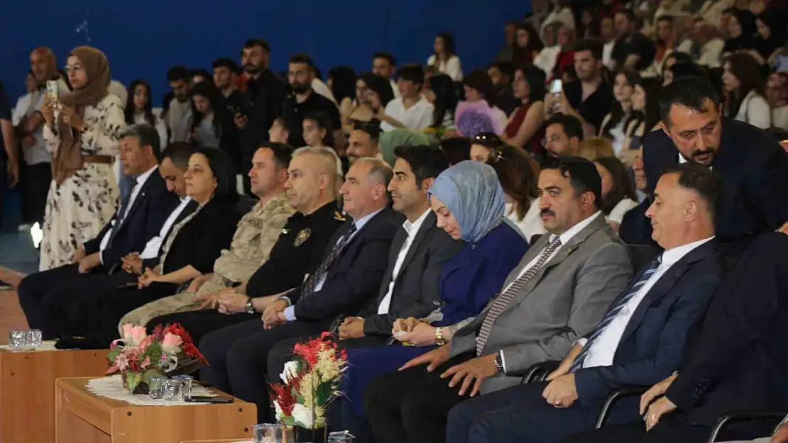 Sarıkamış MYO'da mezuniyet coşkusu, öğrencilerden Filistin'e destek bayrağı açıldı