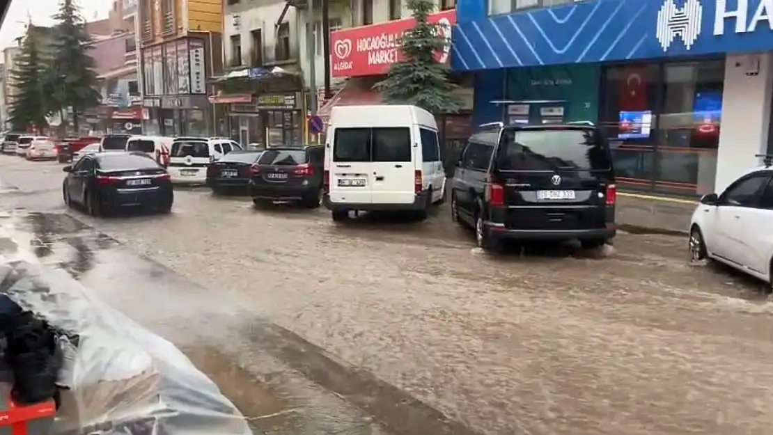 Sarıkamış'ta Aniden Bastıran Sağanak Yağış, Caddeleri Göl Haline Getirdi