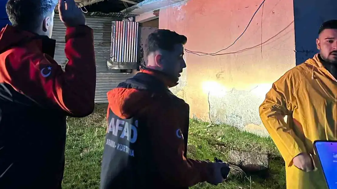 Sarıkamış'ta fırtına: 7 ev ve okulun çatısı uçtu, hortum meydana geldi!