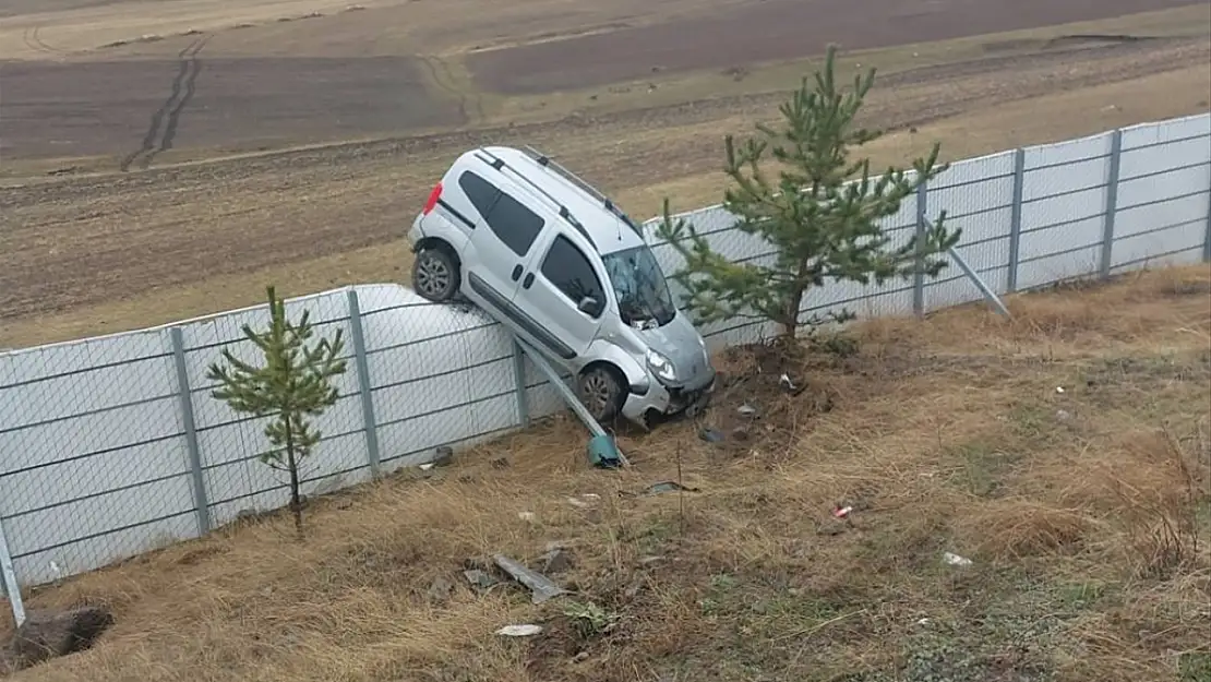 Sarıkamış'ta hafif ticari araç kaza yaptı