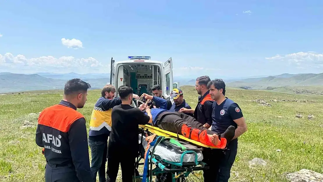 Sarıkamış'ta kayalıktan düşen çobanın ayağı kırıldı, sağlık durumu iyi