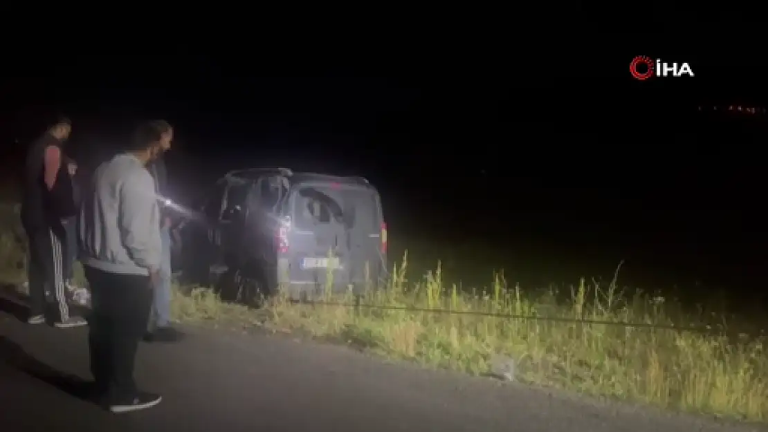Sarıkamış'ta Kontrolden Çıkan Araç Şarampole Yuvarlandı, 4 Kişi Yaralandı