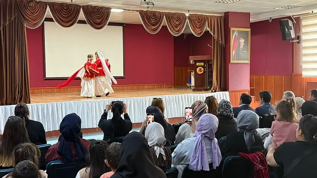 Sarıkamış'ta Minik Öğrenciler Kafkas Danslarıyla Büyüledi