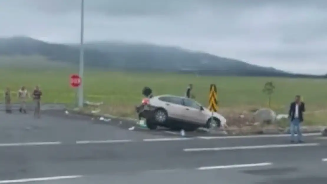 Sarıkamış'ta Trafik Kazası: 3 Yaralı, Olay Yerinde Hızla Müdahale Edildi
