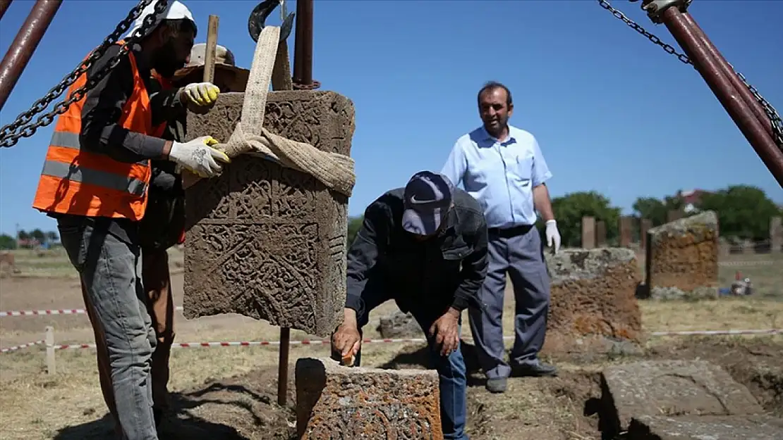 Selçuklu Meydan Mezarlığı'nda 22 Yeni Mezar Tespit Edildi