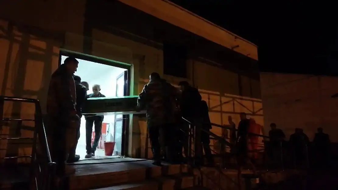 Şenkaya'da yıldırım düşmesi: Baba ve oğlu hayatını kaybetti, soruşturma başlatıldı