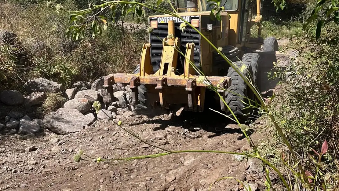 Şenkaya'da Yol Bakım Çalışmalarıyla Ulaşım Daha Güvenli Hale Getirildi