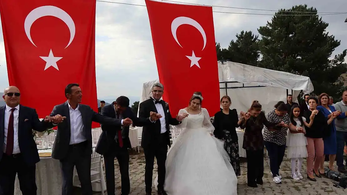 Şenkaya Düğününde Festival Coşkusu: Canan ve Malik Yeni Hayatlarına Merhaba Dedi