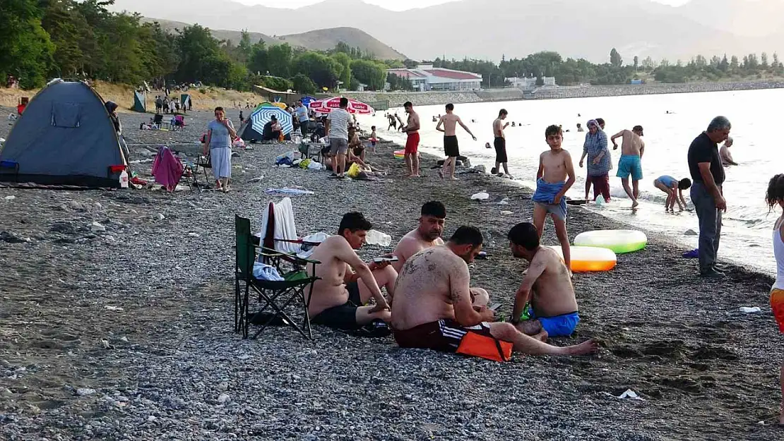 Sıcak Havalardan Kaçış: Vatandaşlar Van Gölü'ne Akın Etti